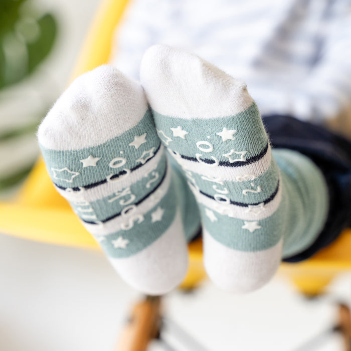 Non-slip stay-on baby socks that are the best for parents and children alike. Award winning innovative knit, keeps baby socks on all day!