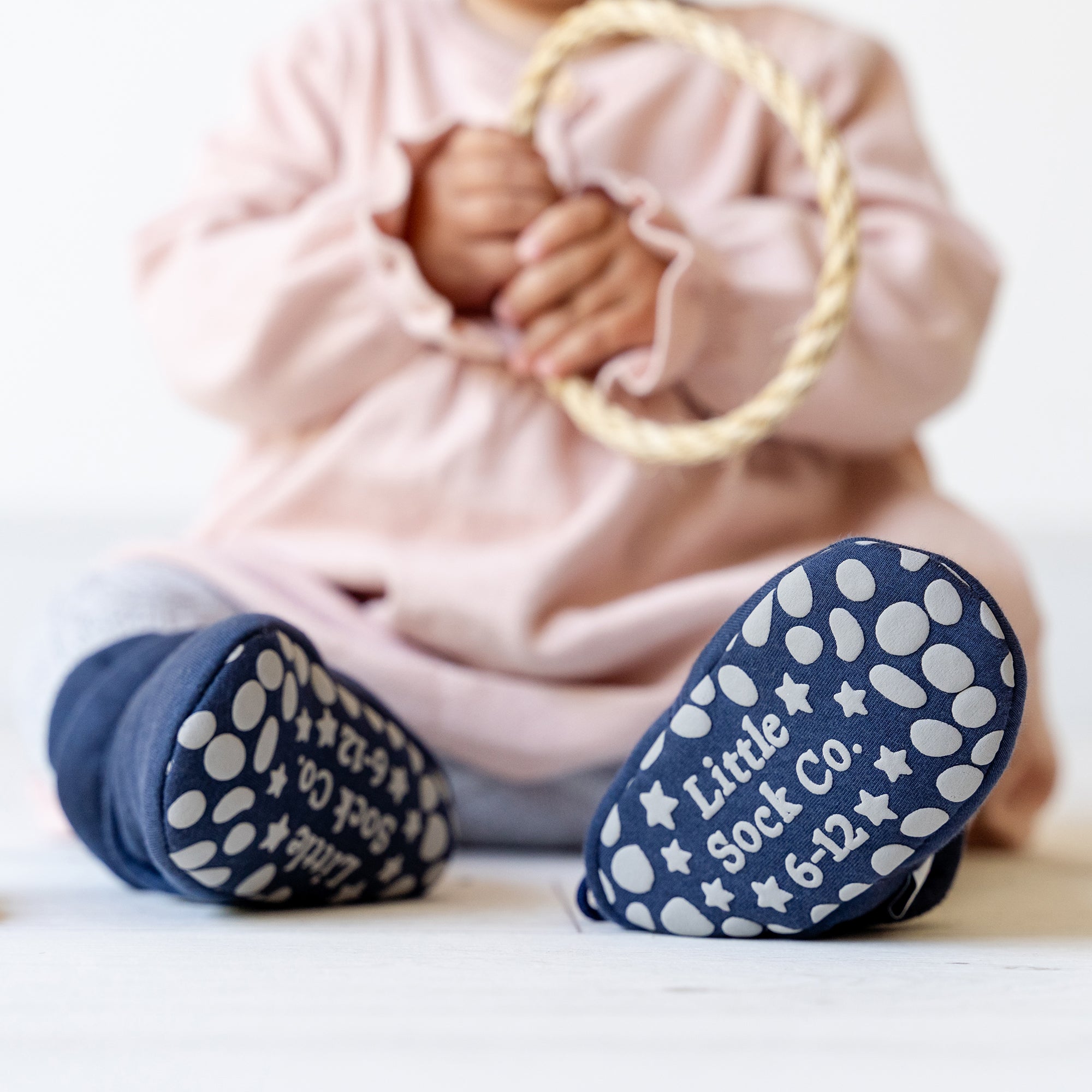 Booties that stay top on babies feet